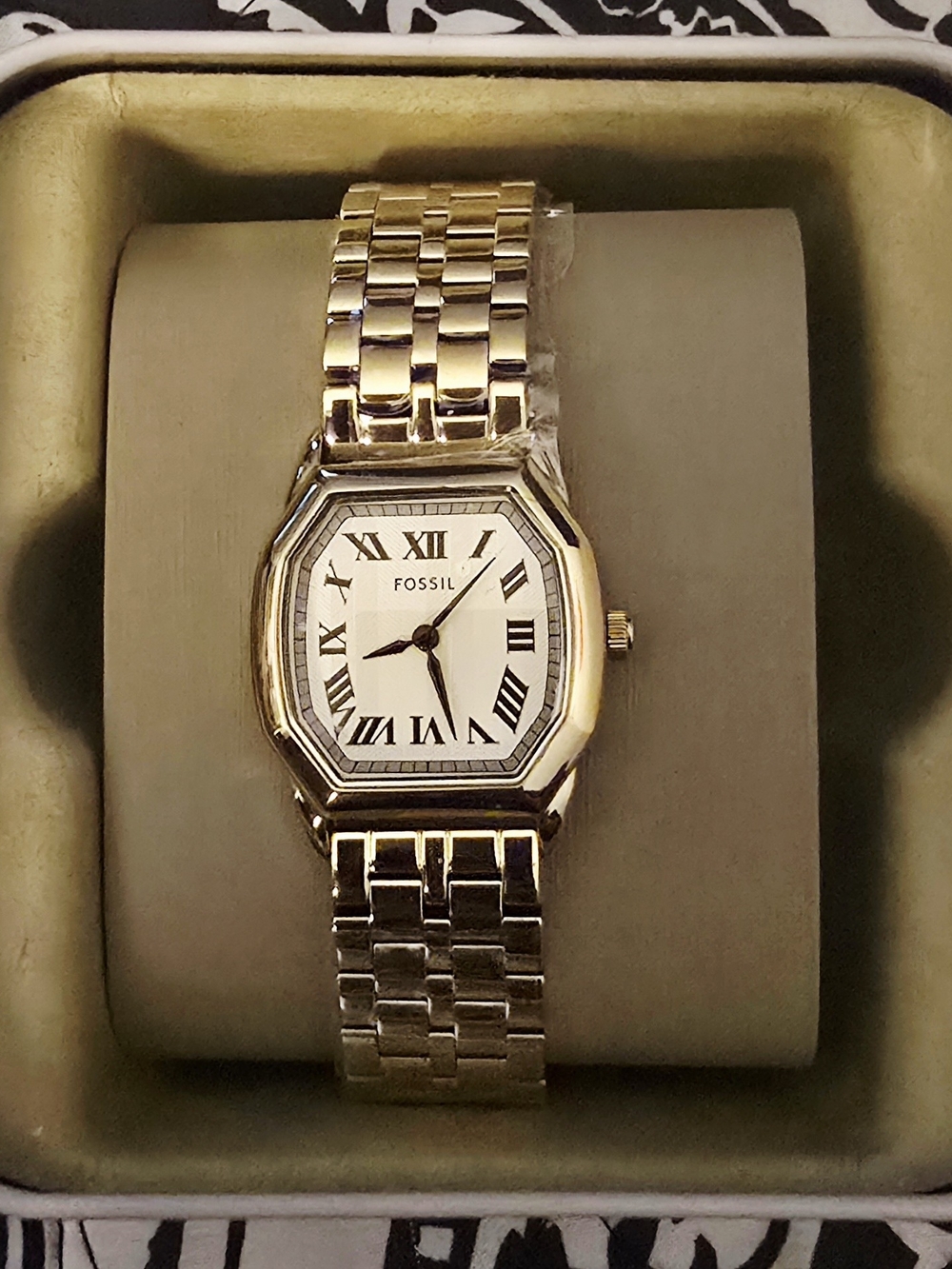 Fossil White Box with Gold and Navy Logo
